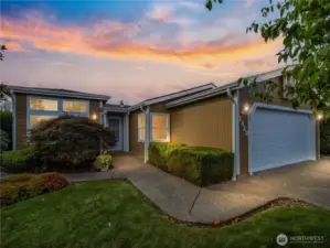 Welcome to this beautifully maintained Laurel Oaks 55+ Community. Tranquil surroundings and walkable streets are waiting for you.