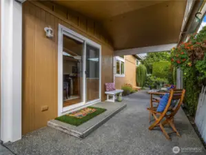 The covered patio allow you to enjoy the outdoors in full privacy and sheltered from liquid sunshine.