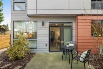 Outdoor Porch & Sitting Area - Perfect Place For A BBQ!