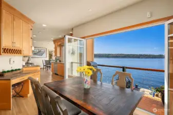 Lake Sammamish is at center stage and dreamy views abound from every vantage point!