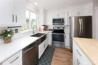Cheerful & bright chef's kitchen.