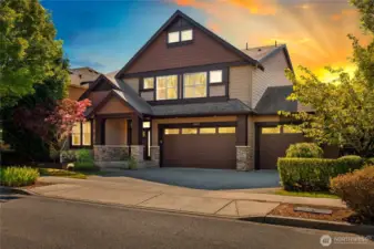 Gorgeous Murray Franklyn home in Chandler community of Redmond Ridge East.