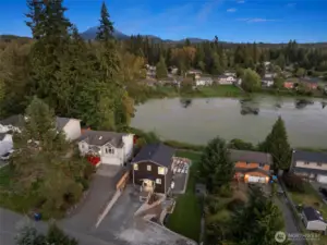 Bird’s-eye view of the property in its natural setting, offering a sense of privacy while still being part of a welcoming lakefront community.