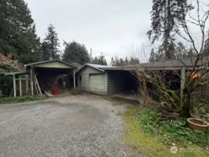 1 car garage with 3 car carport