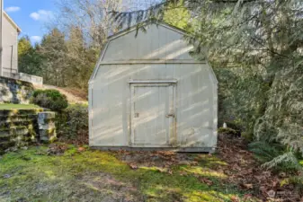 Good-sized outbuilding in the back yard!