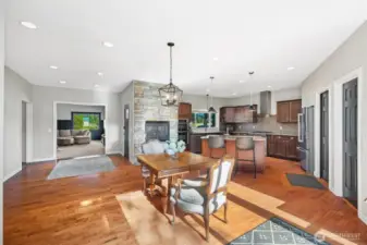 Tons of space for entertaining !
