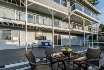 2000+ sq ft of composite decking is prime for entertaining and allows for ultimate relaxation as you take in the Western views.