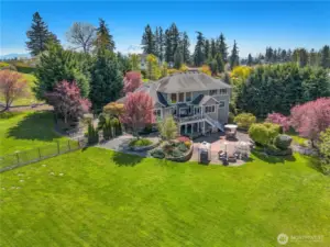 The location of this home is unparalleled Take back route to the train station in the vibrant downtown Sumner or access Highway 167. Alternatively, head towards Meridian and South Puy, travel north to Interstate 5. Edgewood is renowned for its central location and convenient access to freeways.