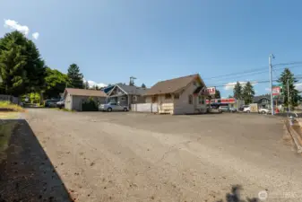 Back, ample parking