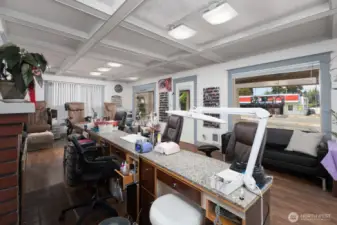 4 manicure stations