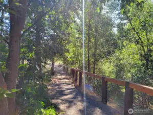 Tranquill and soothing greenery along the banks of the Chewuch River is the se teek wa park common area to Lot 25 at 615 Pine Loop, North Village Winthrop.