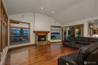 Open Great Room. wood-burning fireplace insert w/cleanest burning. Panoramic views for beautiful sunsets & all-day sun.