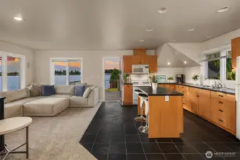 1Bd/1Ba apartment w/separate entrance & private deck. Full kitchen w/island & breakfast bar.