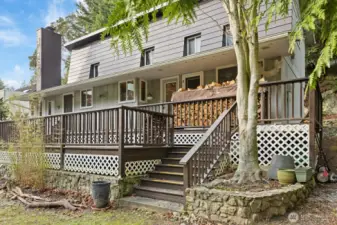 Additional staircase to the front deck ..