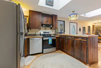 Very functional layout in this kitchen & updated appliances ..