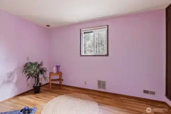 Laminate floors throughout ..