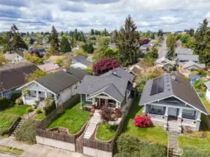 Close to i5, shopping and restaurants!