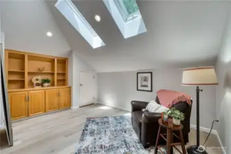 Bonus room, another office, or guest room, the options are endless. Enjoy these lovely built-ins and skylights.