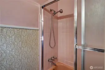 Main level full bath