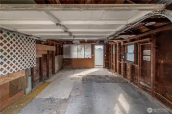 Garage has subpanel and power