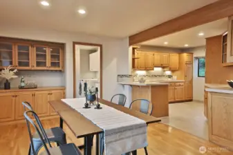 Dining with built-ins