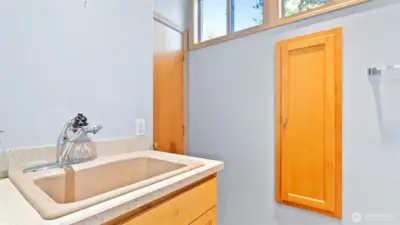 Main floor Bathroom #2