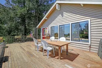 Large deck, barbecue, plenty of space to soak up the sun, laugh, play and enjoy life.