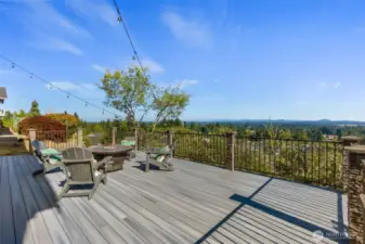 The lower deck offers great space for dining, games or relaxation... while appreciating the views!