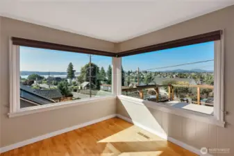 The panoramic views are spectacular! Views of the ferries and Olympic Mountains feels as you could touch them!