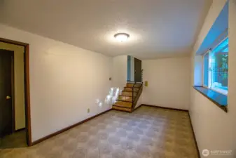 Lower level extra space / flex room leading to garage