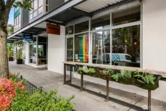 Your favorite restaurants and cafes is within walking distance.