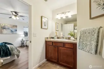 - with en suite and walk-in closet