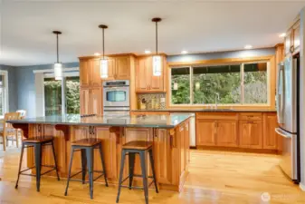 Grab a meal on the go, or use this island for entertaining or culinary creations.