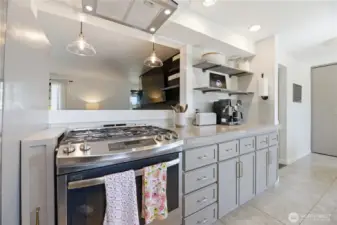 Gas Range with open breakfast bar that looks out to living room