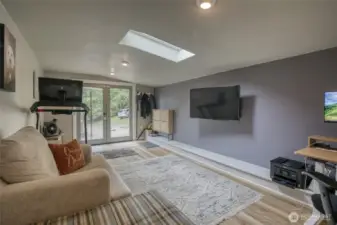 Bonus room with slider to driveway
