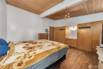 King sized bed, 2 dressers and still room for more!
