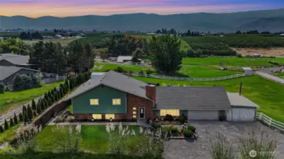 Country living with views, pasture, pool and minutes from town