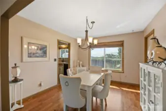 Dining room with views of the Heights and Mission Ridge