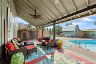 Large covered patio - room for everyone!