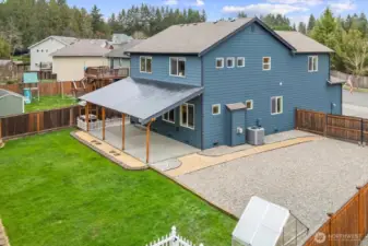Great view of the back yard space!