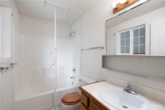 full-sized bathroom