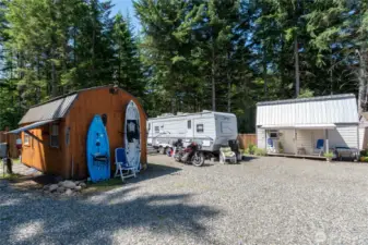 Shed with 1 Rv rental site and the Tiny house