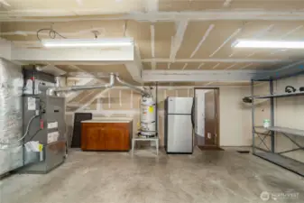 Large 2car garage w/ work bench, extra fridge & shelving