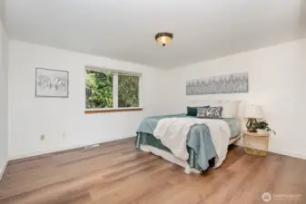 Primary suite with an en-suite & walk-in closet.