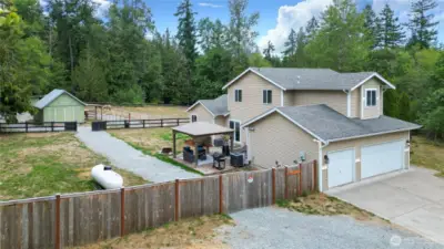 Great setup with gate to access back yard/pasture