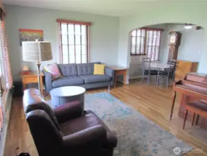 Living Room w/Archways