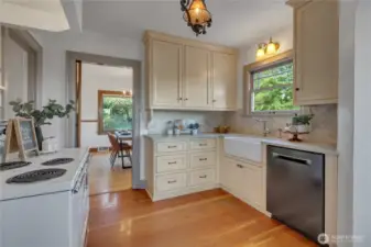 Another kitchen view... notice the newer Bosch dishwasher