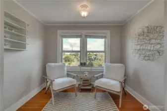 Darling parlor/reading area with Mt Rainier views!