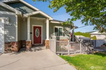Near the end of the cul-de-sac, so not a busy street. Mature Trees give additional privacy!