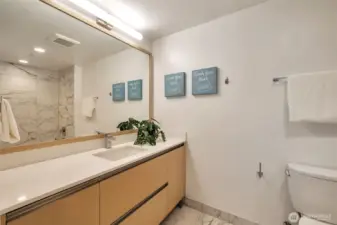 2nd full bathroom on hallway